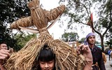 [ẢNH] Đầu xuân xem người đội trâu rơm đi cày, trai giả gái tung trấu gieo mạ...